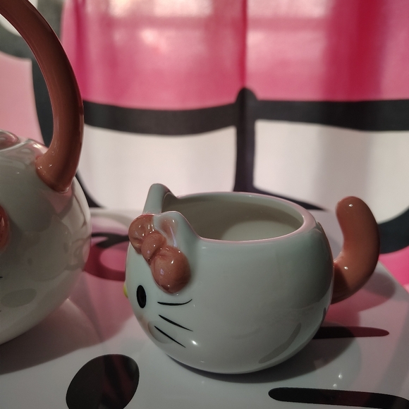 EXCLUSIVE - Hello Kitty Tea Set (Not A Toy) - Picture 8 of 8